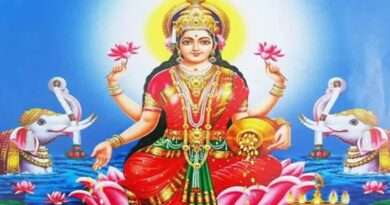 పొరపాటున కూడా లక్ష్మీదేవికి ఈ పువ్వుతో పూజ చేయకండి.. చేస్తే దరిద్రం పట్టుకోవడం ఖాయం!